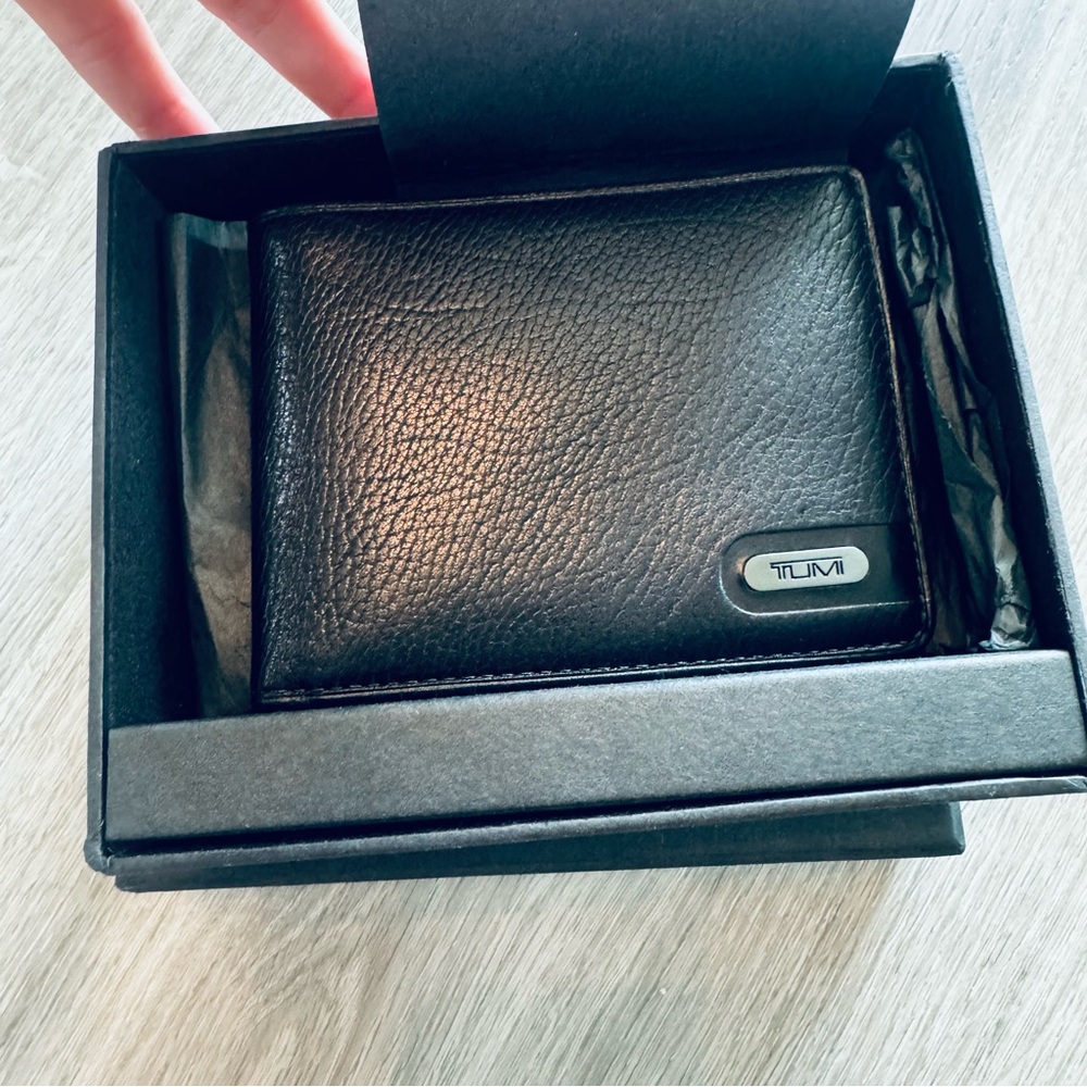 Men’s Black Bifold Leather TUMI Wallet Brand New In Original Packaging. NO FLAWS